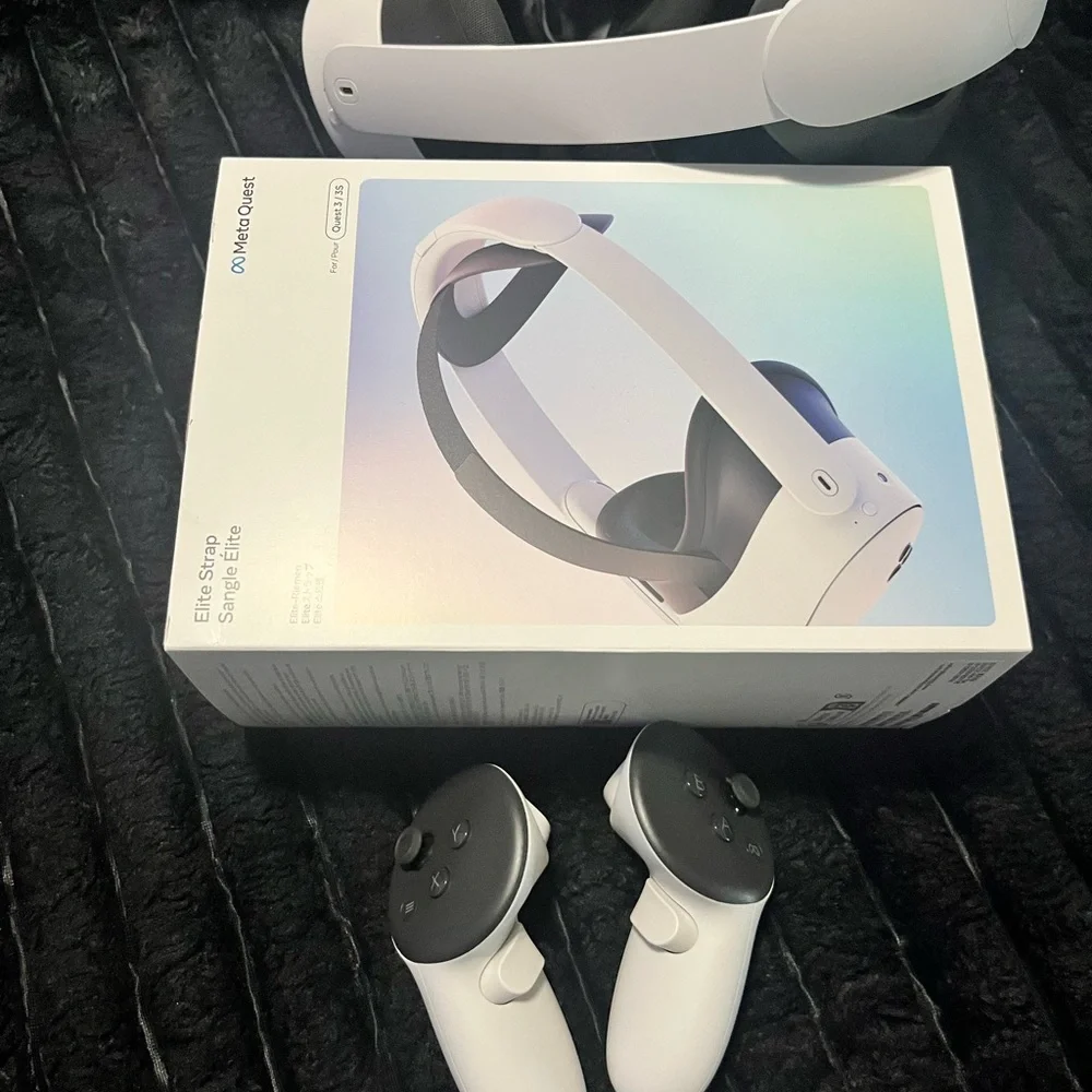White Standalone VR Headset